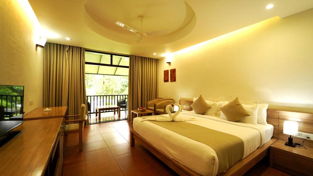 Hotel Whispering Waters Malayāttūr Exterior foto